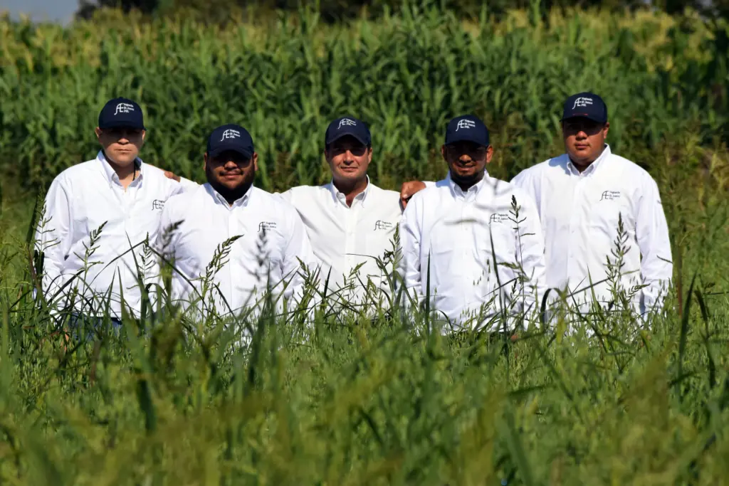 El equipo de caballerangos de la Yeguada El Junco con gorras del hierro AE
